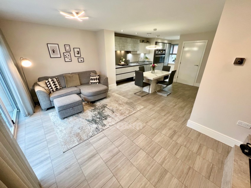 Images for 8 Nairn Drive, Bishopton